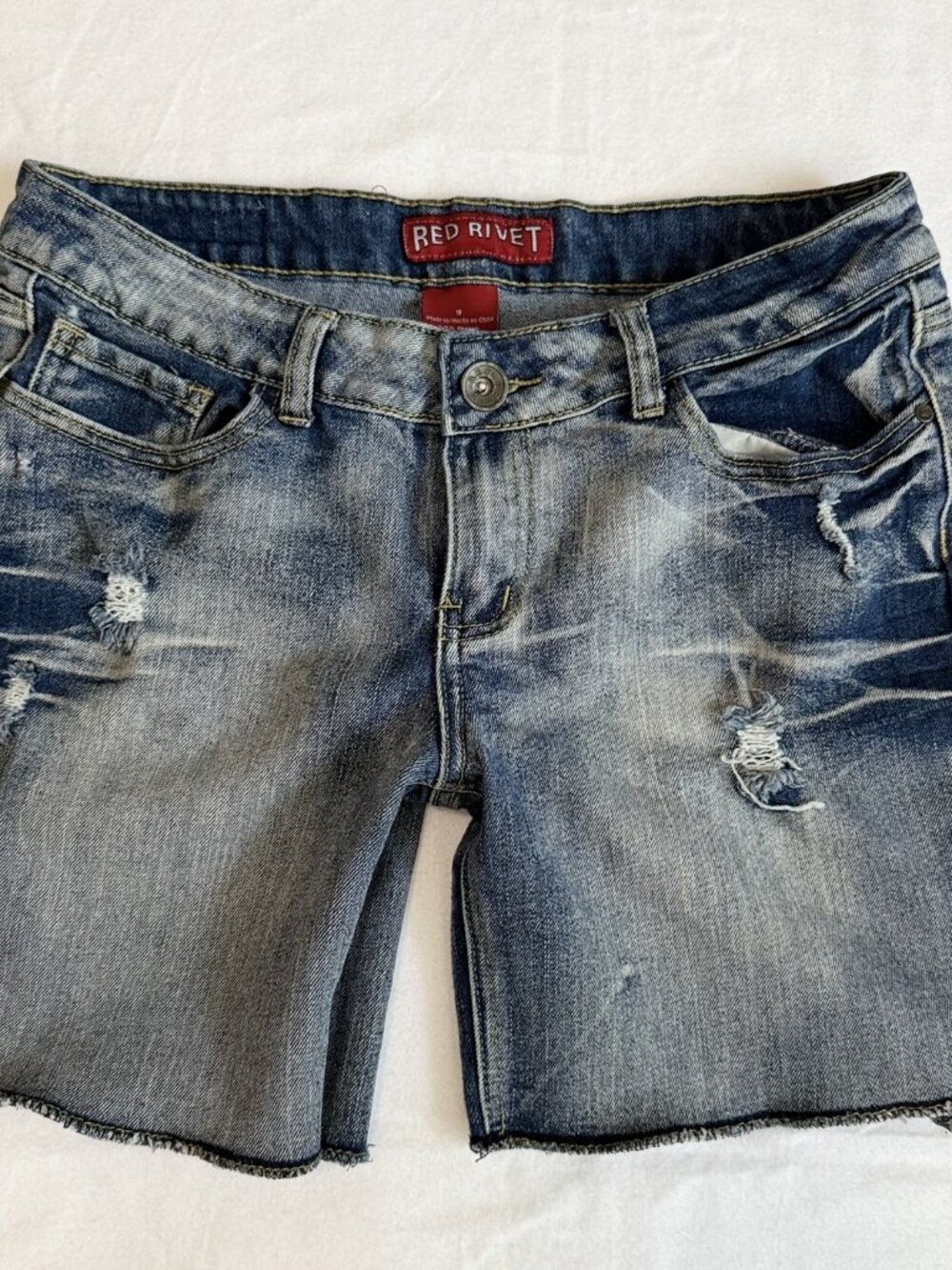 Red Rivet Distressed Light Wash Denim Shorts Raw Hem Size 9